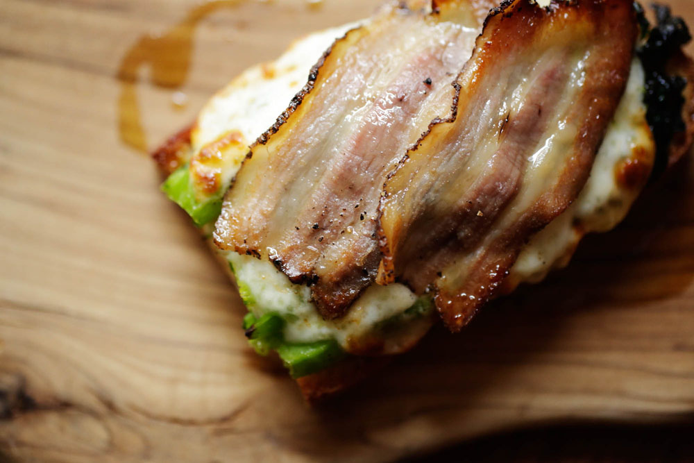 菜の花とスカモルツァ パンチェッタのクロストーネ・・・指で茎を押すとすぐに潰れるくらいやわらかく茹でた菜の花にチーズと薄切りのパンチェッタを重ねてオーブンへ。パンチェッタの脂が溶け出し、穏やかな旨味が全体を包む。