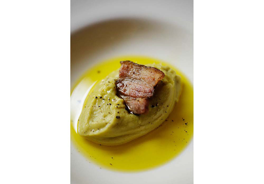 春キャベツとパンチェッタのベルッタータ・・・ベルッタータは「ビロードのような」舌触りのスープを意味する。パンチェッタの旨味を移したオリーブ油で野菜を蒸し煮にし、ムースのような滑らかさになるまでミキサーで回す。