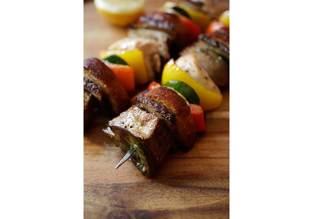 トスカーナの肉と野菜パンのスピエディーノ・・・肉（今回は豚レバーと鶏のムネ肉）に薄切りのパンチェッタ、パン、野菜の順に串に刺し、たっぷりのオリーブ油をまわしかけて焼くトスカーナ版串焼き。カリカリになったパンも美味。