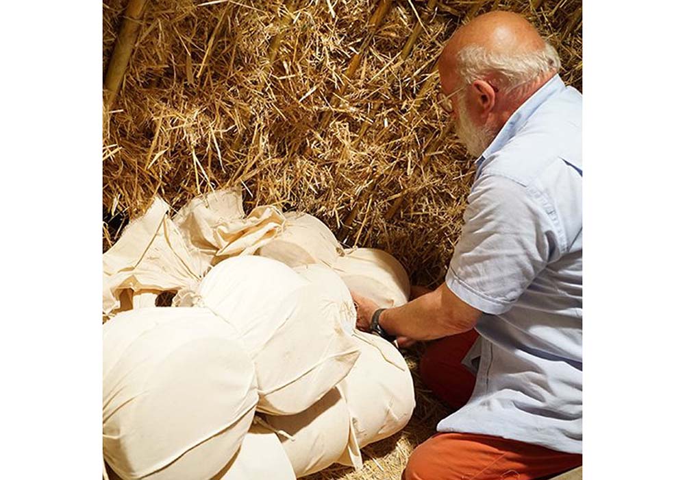 まず蝋燭の火を穴蔵に下ろす