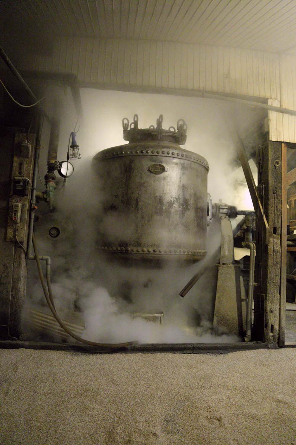 一晩水に浸けた大豆を釜で蒸す。