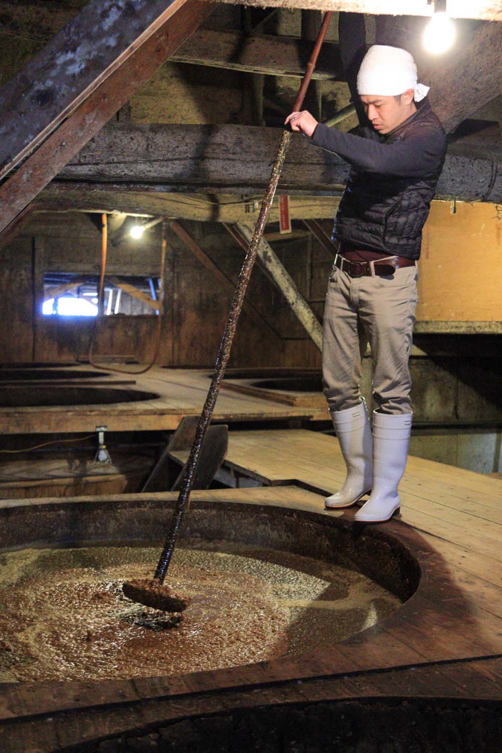 杉桶に仕込み、櫂入れしながら１年半かけて熟成させる。