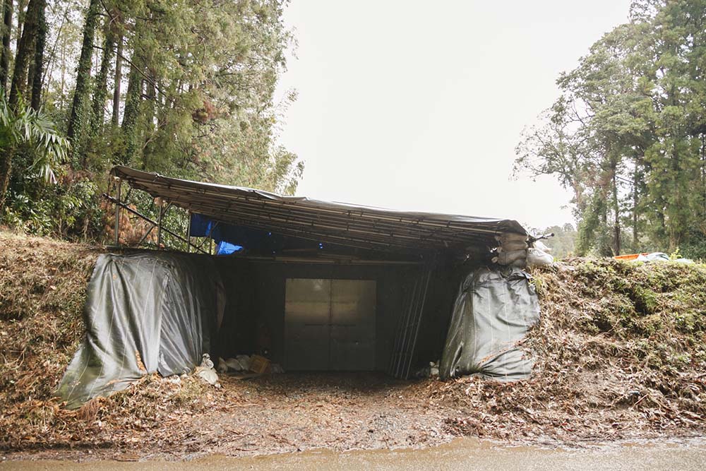 土地の高低差を利用して作られた室。土を掘り出し、屋根を付けた。「大掛かりな設備投資ではなく、あるものを使ってアイデアと工夫で」と湧大さん。