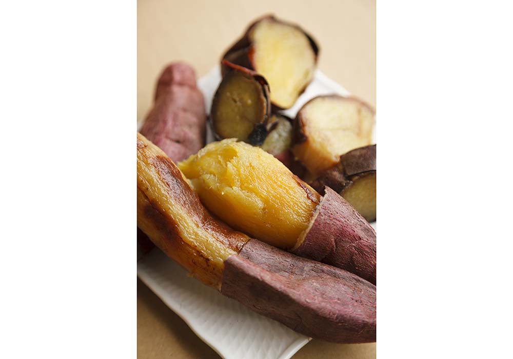 焼き芋はねっとりとして、繊維が筋のように残ることもない。「シルクスイートの焼き芋は、まるで芋ようかんと言われます」