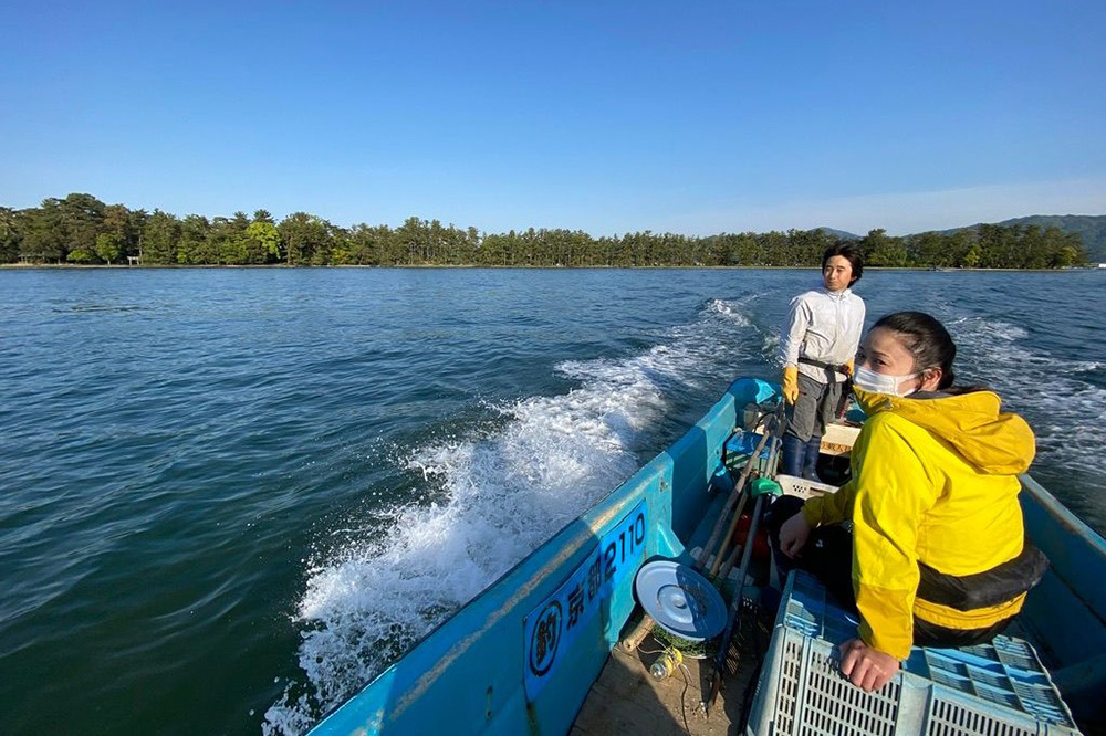 海をボートで走る