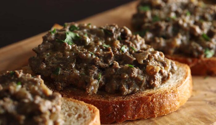 アンチョビー＆ローズマリーで深まる味。「トスカーナ風鶏レバーペースト」