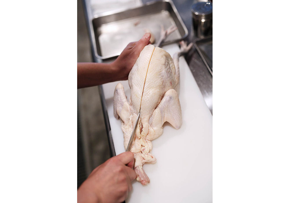 丸鶏を半身に切る