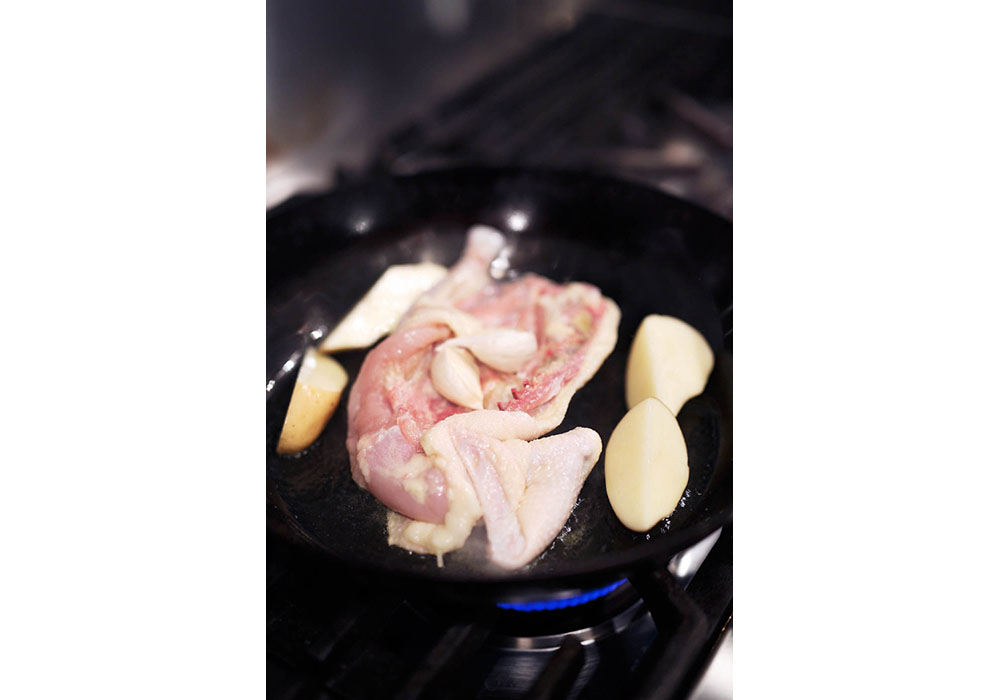 鶏をフライパンで温める
