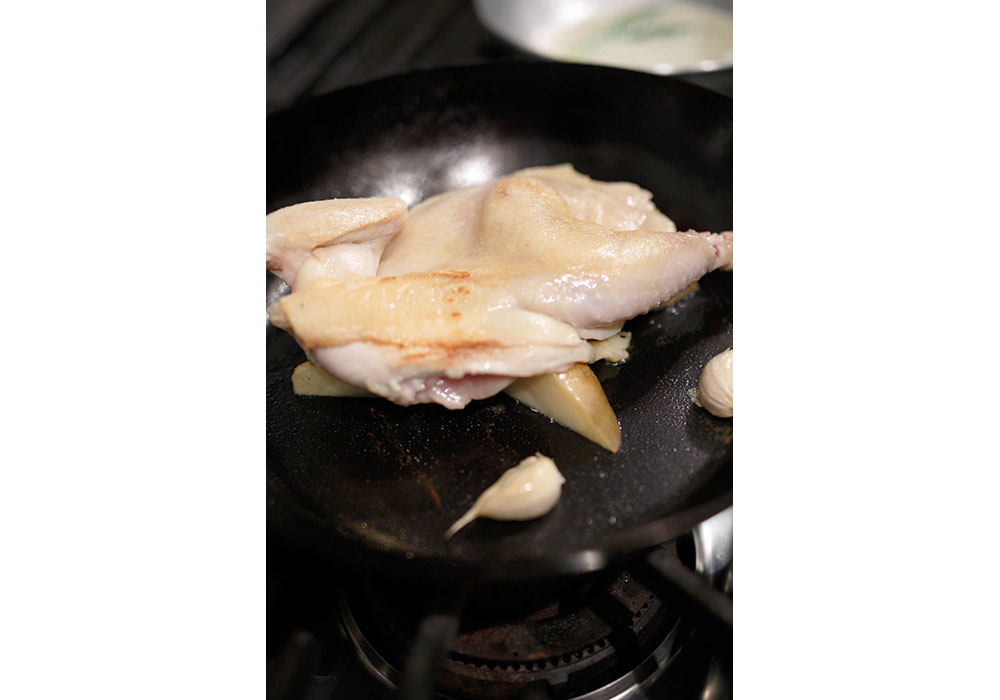 鶏をジャガイモの上に載せて焼く