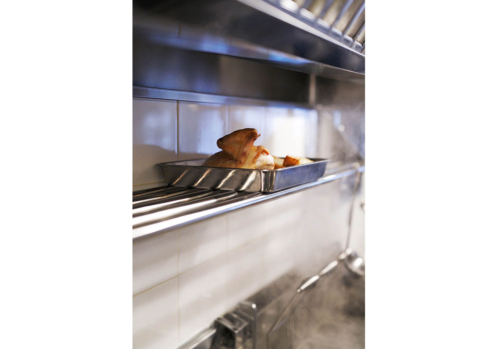 鶏をバットの上で常温で休ませる