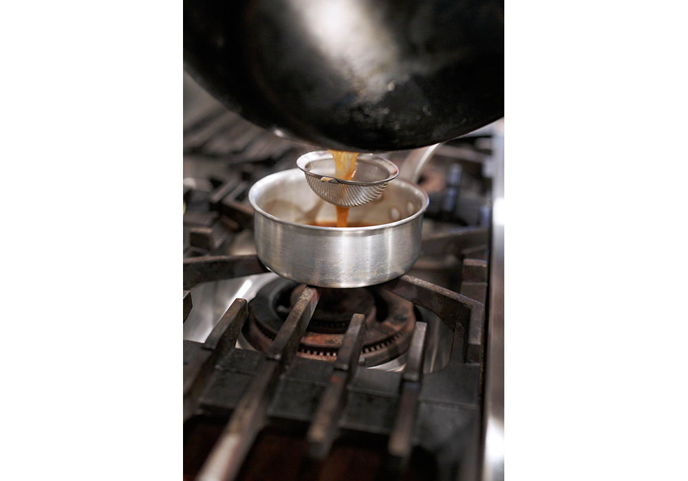 漉して小鍋に移されたソース