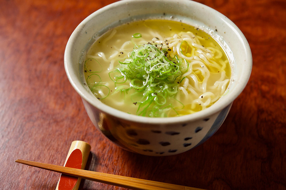 飲んだ体にしみわたる！鶏ガラと塩で作る〆のシンプルラーメン