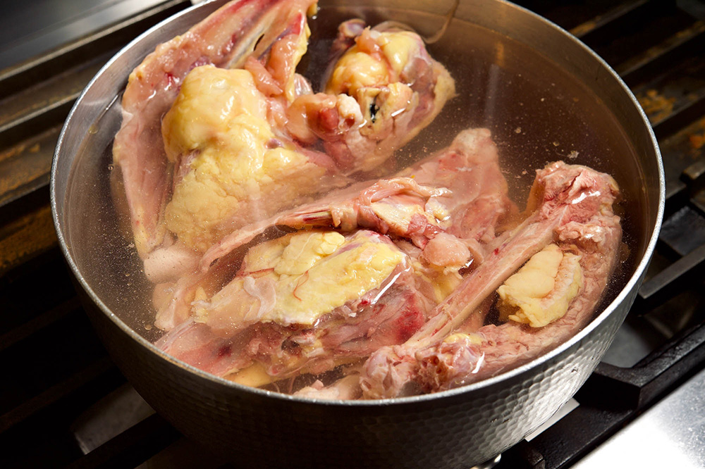鶏ガラを煮る