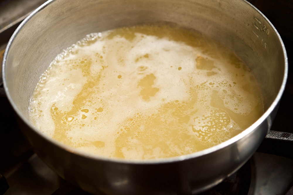 沸かして調味したスープ