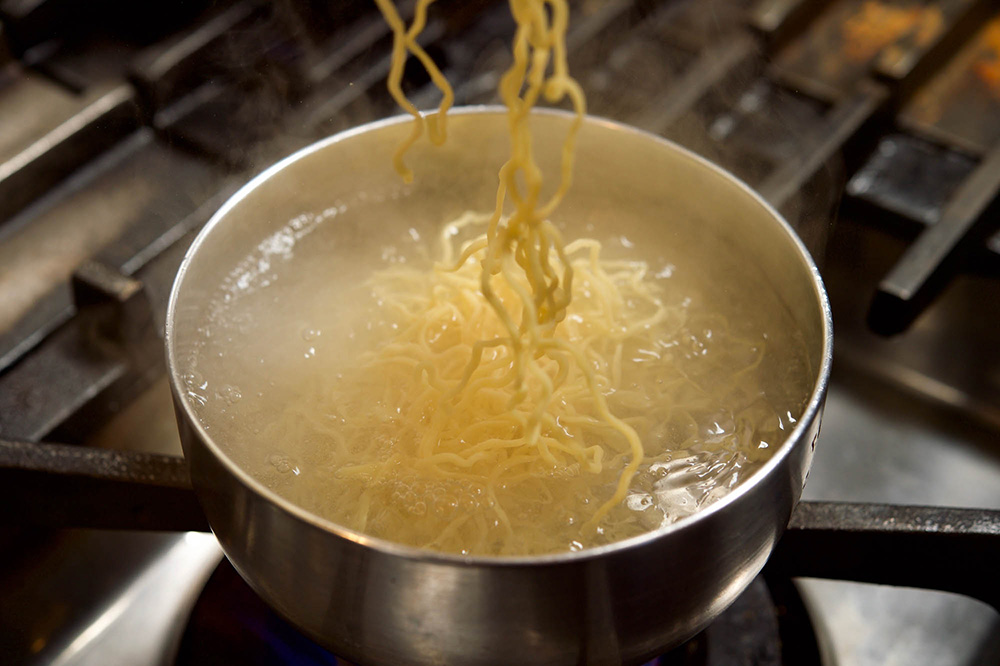 麺をゆでる