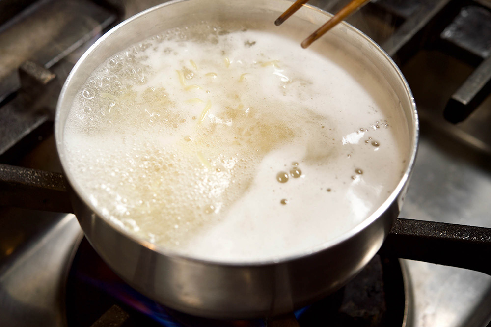 麺をほぐす