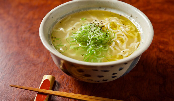 飲んだ体にしみわたる！鶏ガラと塩で作る〆のシンプルラーメン