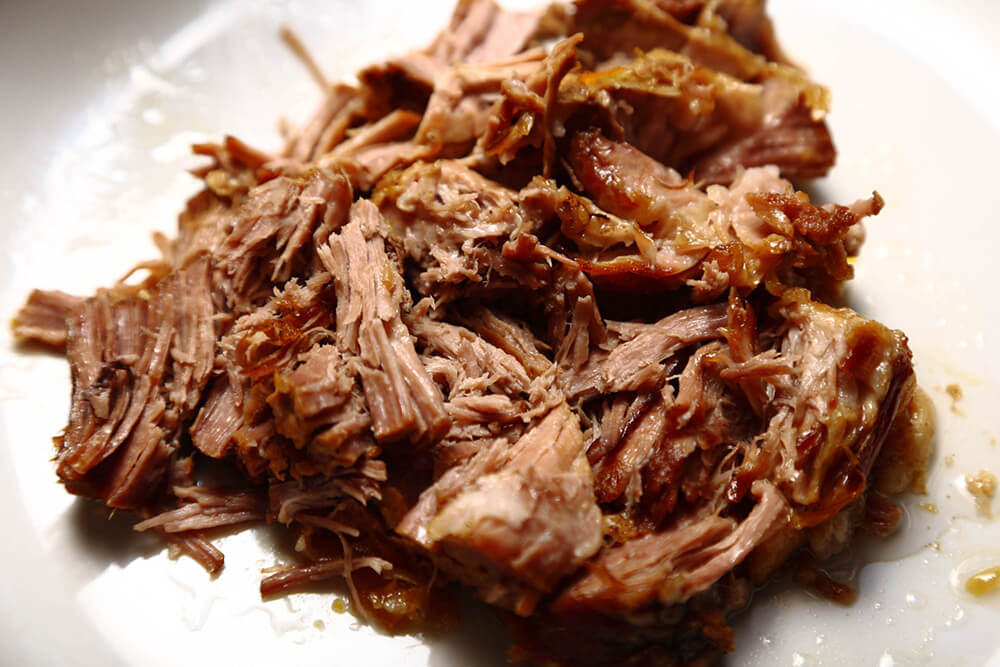 肉版ツナ。鋳物の鍋でしっとり仕上げる「プルドポーク」