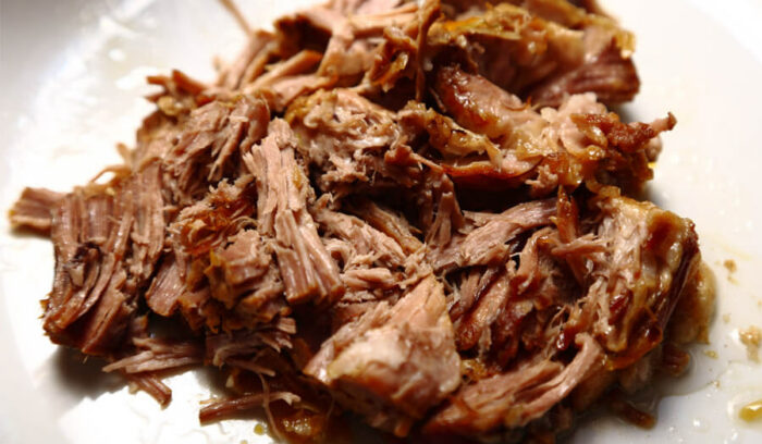 肉版ツナ。鋳物の鍋でしっとり仕上げる「プルドポーク」