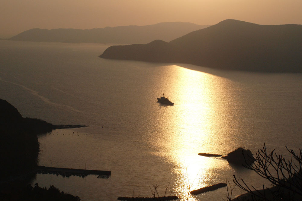 海士町のキャッチコピーは「ないものはない」。デパートもコンビニもシネマもないが、生きるために大事なものはすべてある、との意。2014年９月の安倍内閣総理大臣所信表明演説でも紹介された。様々な施策によって移住者の受け入れに成功、人口減少に歯止めをかけ、地方創生のトップランナーと呼ばれている。