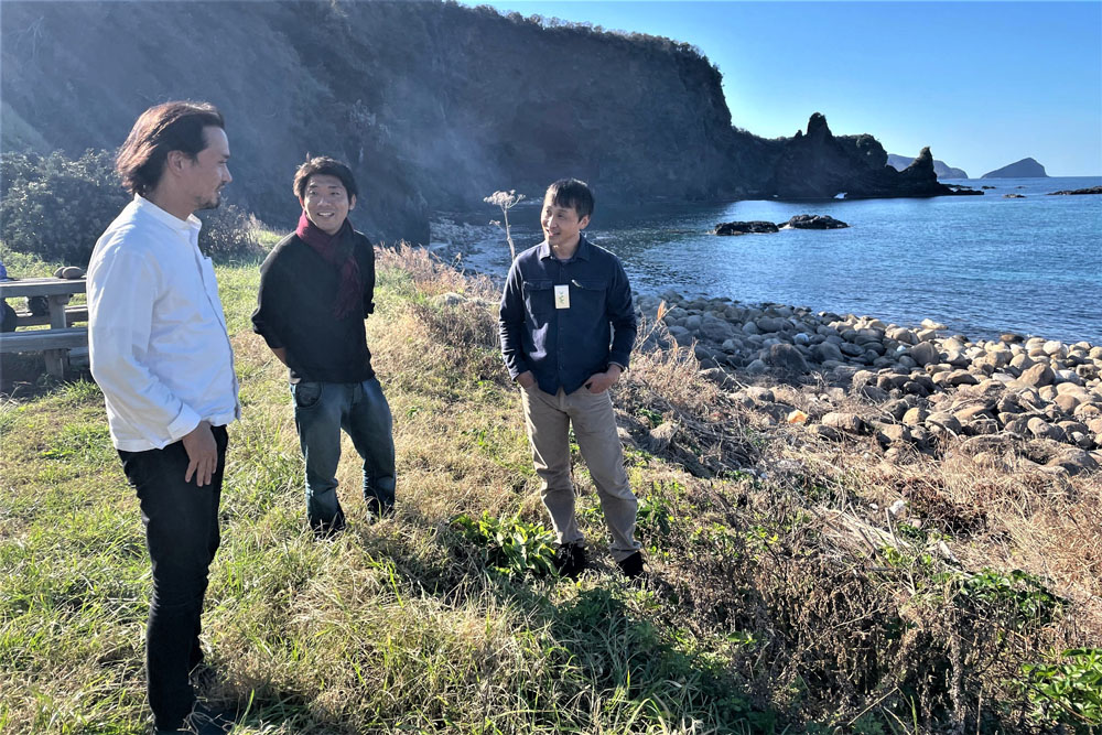 明屋（あきや）海岸で「海士の風」代表の阿部裕志（右）やスタッフと語り合う。隠岐諸島は、2013年、隠岐ユネスコ世界ジオパークに認定。海士町の代表的なジオサイト明屋海岸には、海食崖や海食洞が約１kmにわたって続く。