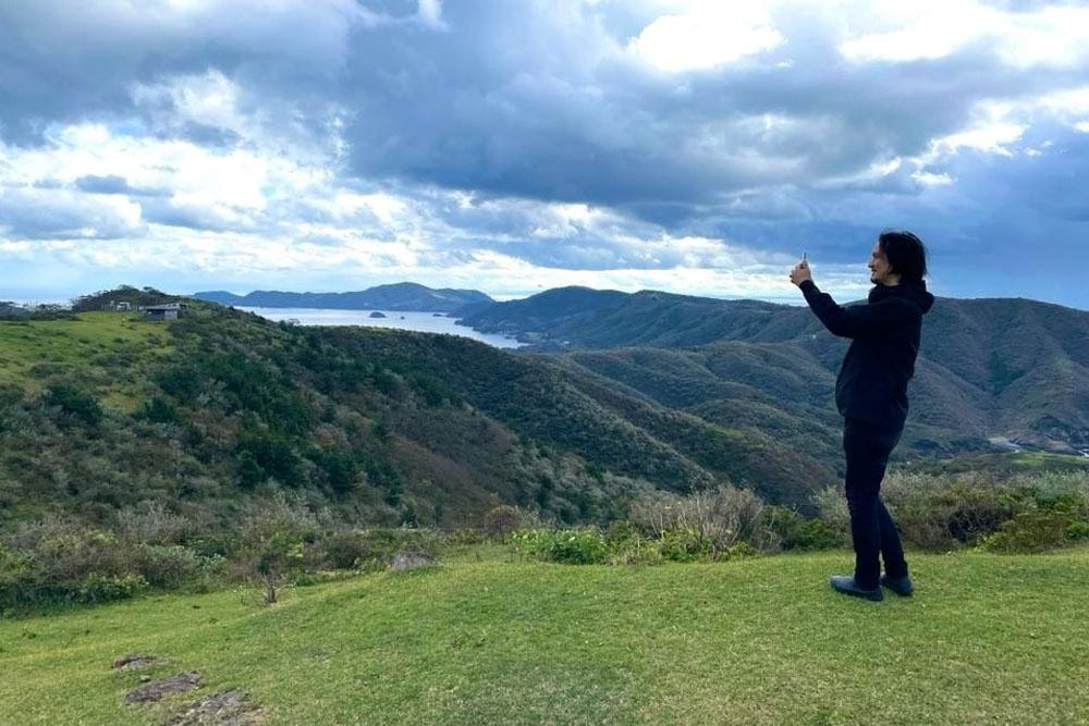 海士町は、隠岐諸島の中ノ島に位置する。その隣に浮かぶ西ノ島へも足を運んだ生江シェフ。高台から海を望む。