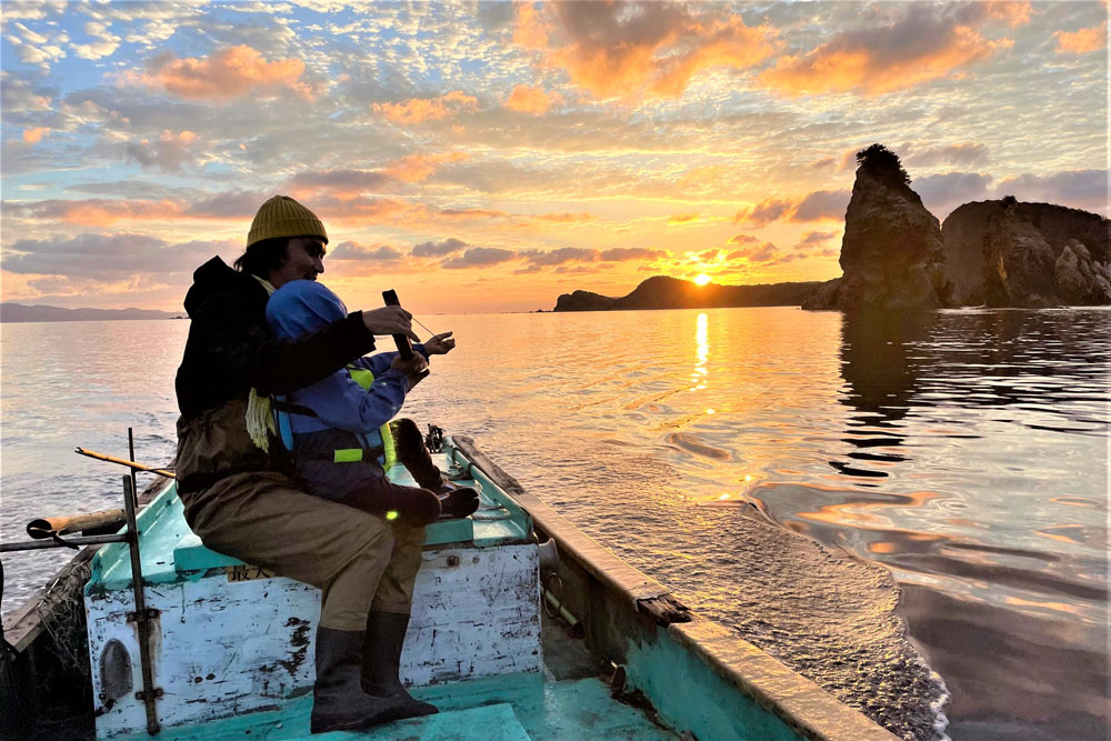 宮﨑雅也さんの船で、刺し網を仕掛けた場所まで向かう。宮﨑さんの子供も一緒。