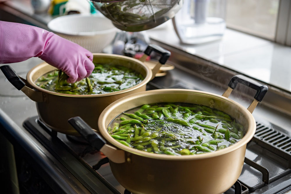 鍋に毛豆を入れ、枝豆がかぶる程度の水を加え、火にかける。沸騰した状態で５分程度ゆでる。 POINT:コリっとした硬さが残っている茹で加減が目安。「時間に任せず、食べて確認してみましょう」