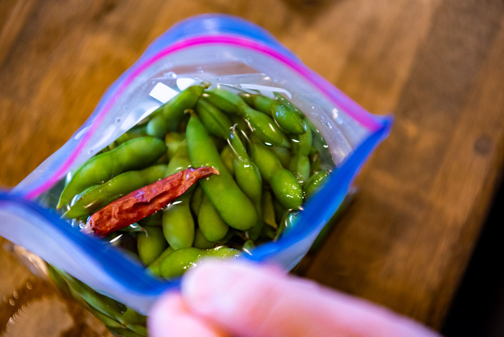 お好みで唐辛子、ミョウガを加え、重石をして冷暗所で数週間（３％の塩分濃度では３日～１週間）漬ける。