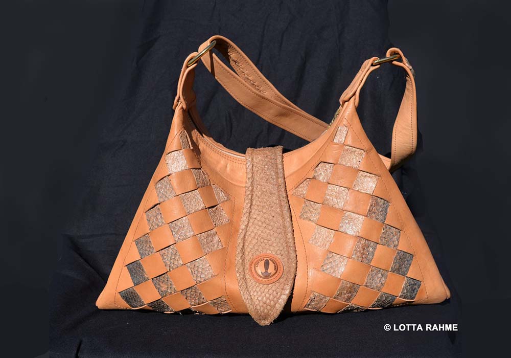 （写真）ロッタ・ラーメ作、牛革とサーモン皮のバッグ。