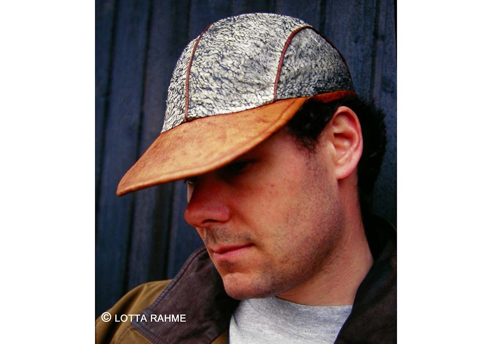 （写真）ロッタ・ラーメ作、カマスの皮とトナカイの皮で作ったキャップ。