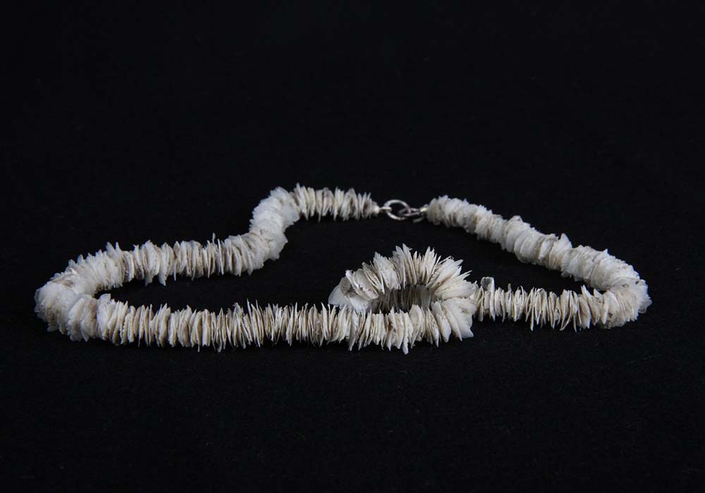 （写真）カタリーナ・ヘルソーン作、カマスの鱗とシルバーのネックレス。自分で釣って食べた魚の皮と鱗を使っている。