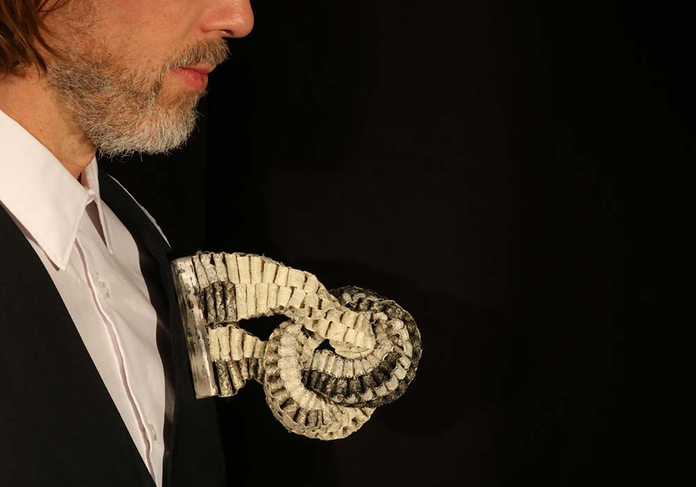 （写真）カタリーナ・ヘルソーン作、サーモンの皮のブローチ。地元のレストランから余った皮をもらい、自分でなめして作った。