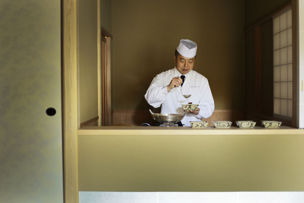 食事専用の個室には、コンロを備えた半間ほどの続き間が設えられ、あんを温めたり、盛り付けの仕上げをここで行う。熱いものは熱く、香りも食感も最高の状態でゲストに味わっていただくための心配り。