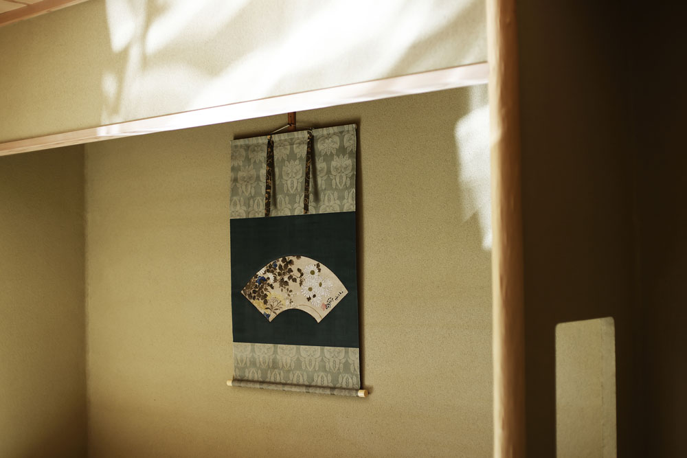 食事専用の間の壁に掛けられた掛け軸も尾形乾山作の「秋草」。