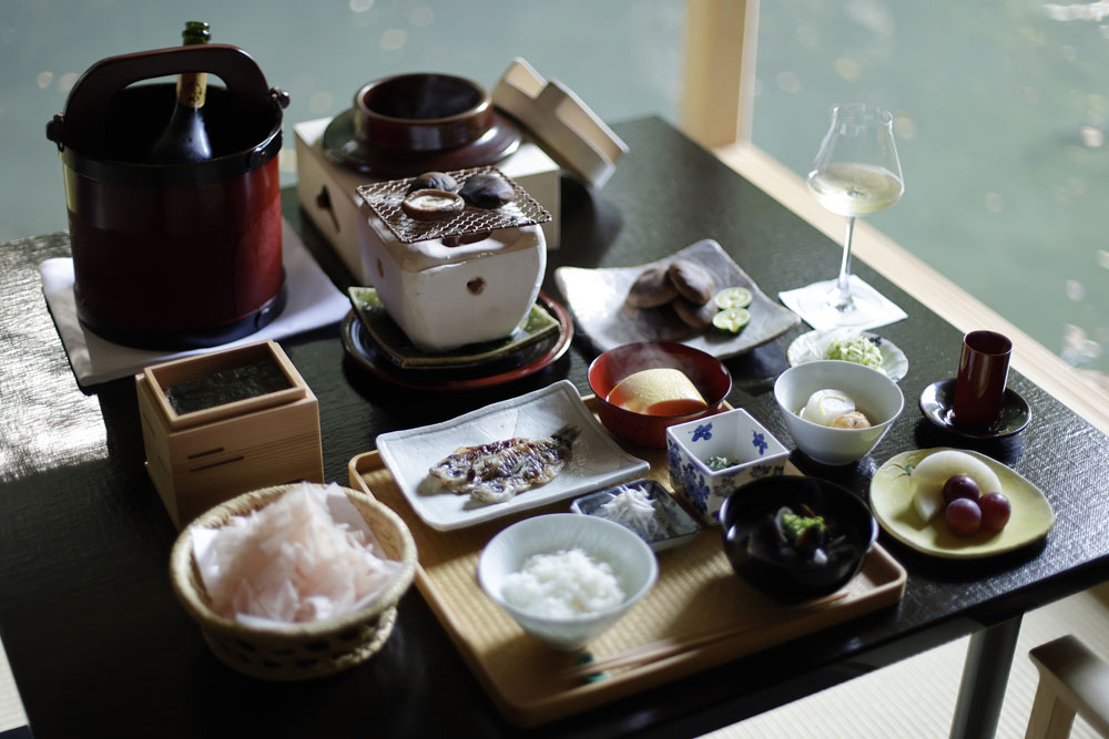 温泉で朝湯につかった後、待望の朝食タイムのはじまり。炭火焼きの原木椎茸、新鮮な地卵でつくられるふるふるのだし巻き、地魚の風干しなど、地のものをふんだんに盛り込んだ心づくしの献立に心が躍る。