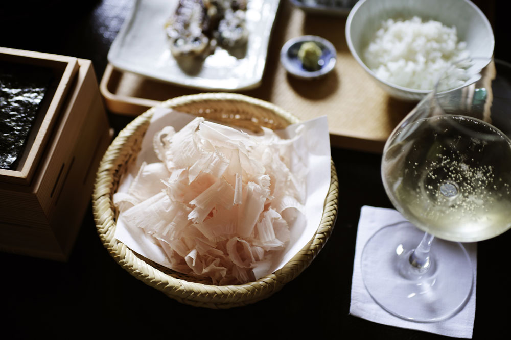 焼津産の本枯れ節をふんわり、はらりと極薄にかいた鰹節は、「あさば」の朝食の定番。血合い抜きならではの、上品で雑味のない旨味。トースティな香りのヴィンテージシャンパーニュとも違和感なくなじむ。