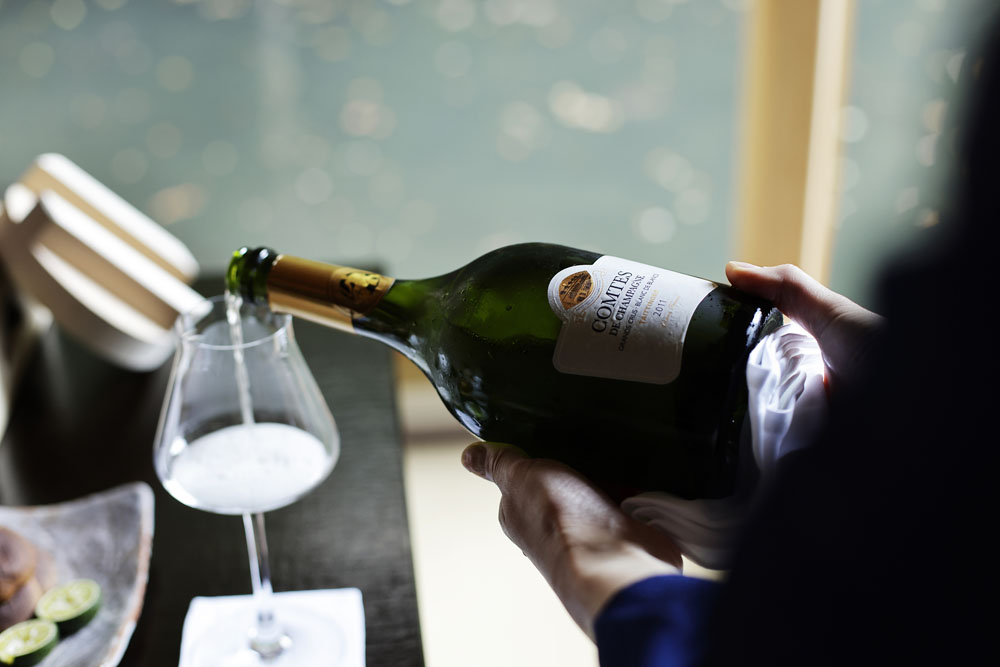 朝のシャンパーニュは水のせせらぎや小鳥のさえずり、だしや炭焼きの香り、ご飯の炊ける香ばしい匂いとセットの味わい。夜とはまた違い、体の細胞の隅々まで喜びがかけ巡るような開放感に満たされる。