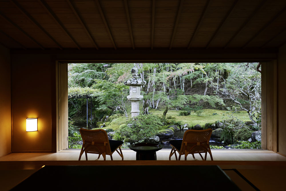 客室は全16部屋。池と能舞台が一望できる間から、木々のさえずりや小川のせせらぎに包まれた離れまで、部屋からの眺めも個性とりどり。四季の移ろいや気候の変化に応じて竹林や庭の植栽にも細やかな手入れがなされている。