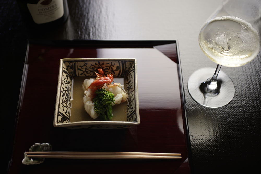 伊勢海老の唐揚げ 御前崎港に水揚げされる伊勢海老の身に葛をはたいて揚げ、海老からとっただしで仕立てたあんを張る。７～９月の伊勢海老の禁漁期間以外は年間を通じてメニューにのぼるスペシャリテ。器は尾形乾山、箸置きは北大路魯山人の作品。