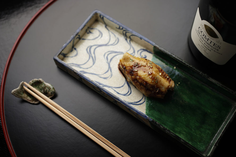 黒米の穴子寿司 お造りの後に“おしのぎ”として登場することが多い、これも定番の１品。修善寺の隠れた名産でもある黒米のご飯の上に柔らかく炊いた穴子をのせ、しっとりと蒸し上げている。穴子の下には山椒、春には木の芽をしのばせて。