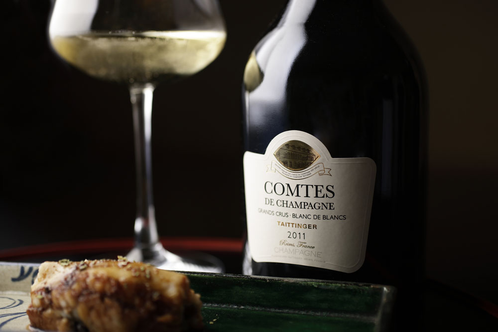 女将の浅羽さんにとっての“マイ・フェイバリット”でもあるという「コント・ド・シャンパーニュ　ブラン・ド・ブラン」の2011ヴィンテージ。「独特のトースト香、しっかりしたボディに魅かれます。長い歴史にわたって家族経営を貫くメゾンであるところに、『あさば』との共通点も。シンパシーを感じますね」