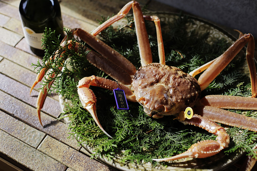 チェックインを終えた宿泊客には、その日に調理するカニの生きた姿を見てもらうのがならわし。甲羅に付いた黒い斑点はカニビルの卵。一般的に、脱皮後に十分成長し身もしっかり入ったカニであることの証左となる。