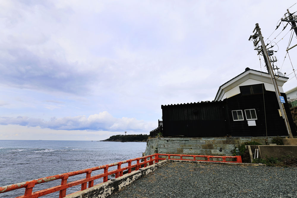 敷地内に建つ水槽庫。カニは生きたままの状態で買い付け、目の前の海から海水を汲み上げて水槽で保管。水深200ｍの生育環境に近づけるため、少しずつ海水を循環させながら水温をキープする。