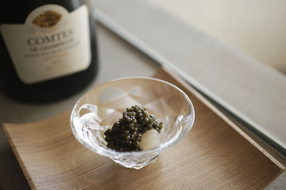 越前カニ尽くしのコースは、敦賀の「奥井海生堂」の蔵囲昆布で生のカニの身を締め、キャビアを添えたインパクト抜群の先付からスタート。ねっとりと甘やかな熟成の旨味がのり、「コンド・ド・シャンパーニュ　ブラン・ド・ブラン」と完全無欠の相性。