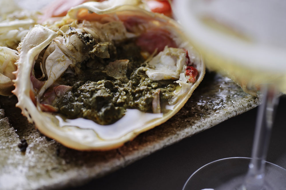 ハカマをはずし、付け根に指をかけて持ち上げると、フワフワの身にみっちりと旨味が詰まったカニ味噌が出現！　舌に媚びるような甘味と濃厚な磯の風味に官能を揺さぶられる。