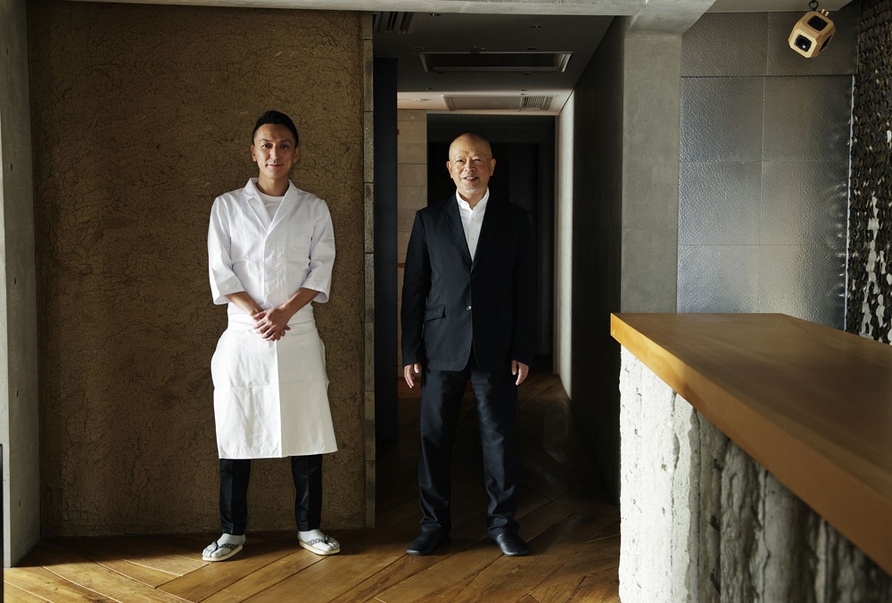 旅館の４代目当主、刀根瑛昌さん（右）と、右腕として刀根さんが絶大な信頼を寄せる料理・仕入れ担当の尾崎崇さん（左）。刀根さん自身が自他ともに認める食通であり、ピエール・エルメ氏ら海外のシェフとの交友関係も深い。