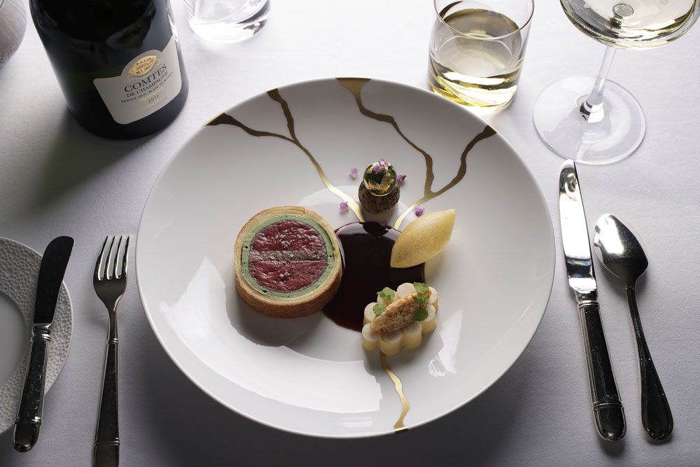 コンクール優勝作品の１品、「牛肉のブリオッシュ包み焼き」。本選に先立つ各国予選で「牛肉のアシエット料理」が出題され、書類選考ではレシピの独創性や料理への想いが審査対象に。本選では実際の技術と味、プレゼンテーションを限られた時間内で競う。