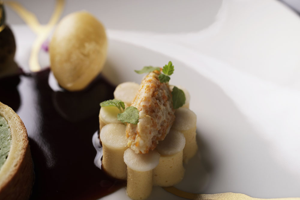 カブのすりおろしと汐ウニを練り合わせたフランの上に生のカブを丸く抜いて並べ、抜いた残りのカブを細かく刻んで干しウニと合わせたクネルを盛り合わせた手の込んだガルニチュール。汐ウニはバフンウニの卵巣に塩をして水分を抜き、熟成させたもの。干しウニは海水で殻ごと茹でたウニを天日干しにした珍味。どちらも福井の知る人ぞ知る名産品で、酒肴としても調味料としても絶品。