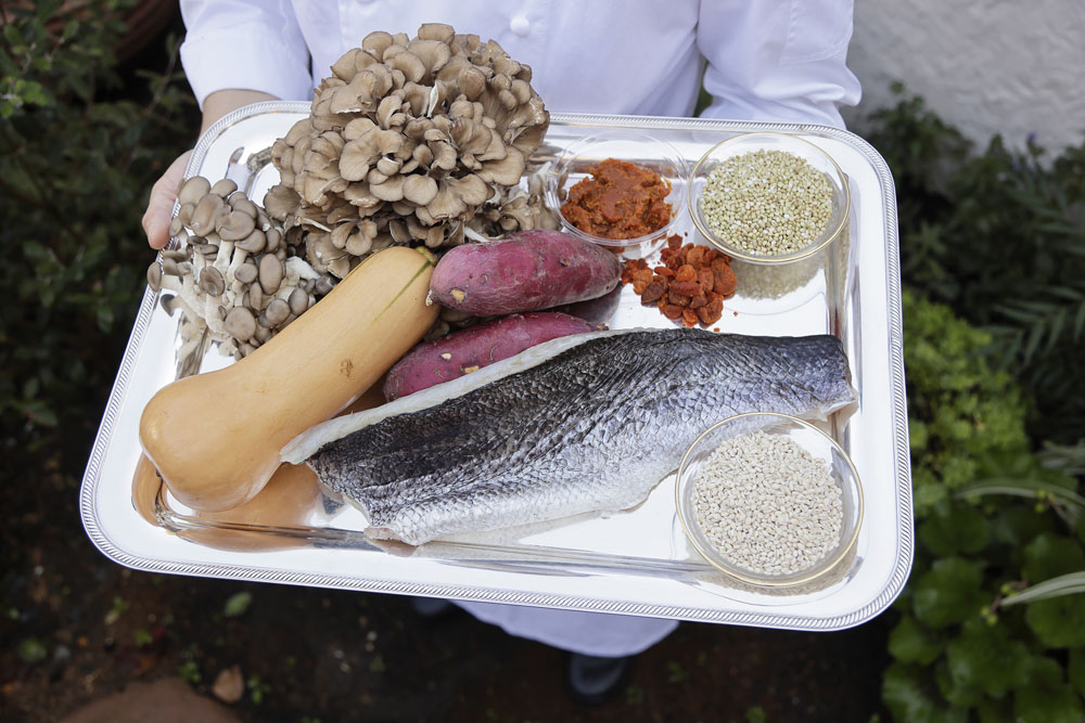 福井は海産物が豊富なイメージがあるが、実は山の幸も知る人ぞ知る美味の宝庫。あわら市名産のとみつ金時（中央）は冷蔵庫で１年熟成し、濃縮した甘味としっとりした食感をのせて出荷される。バターナッツかぼちゃも隠れた福井名産の野菜として、味のよさに定評あり。